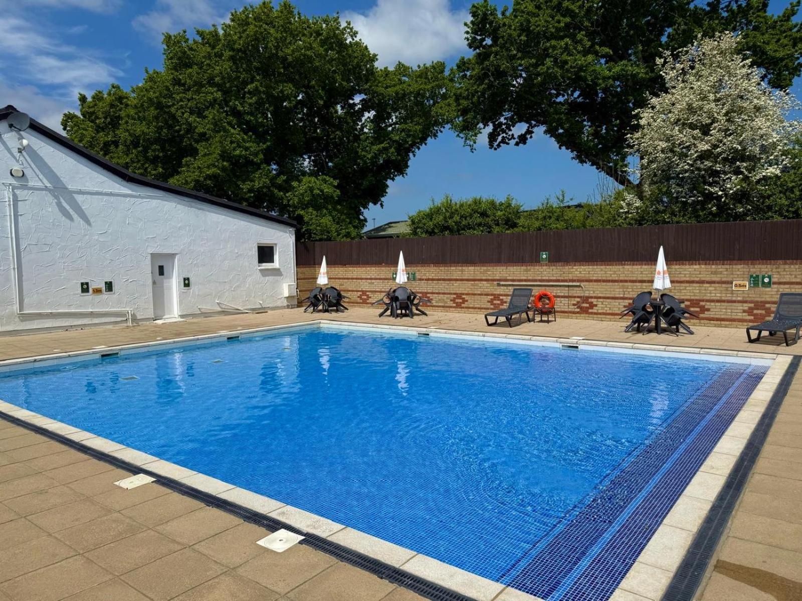 Red Squirrel Lodge Sandown Bagian luar foto